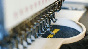 Bestickte Hemden und Poloshirts herstellen