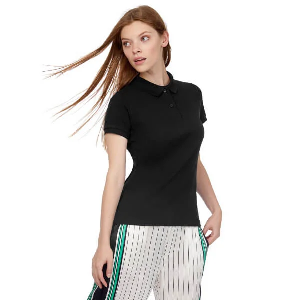Wie man ein Damen-Poloshirt trägt