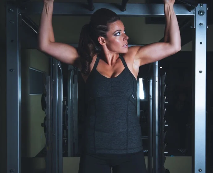 Comment les débardeurs de gym pour femmes peuvent renforcer l'image de marque de votre salle de sport