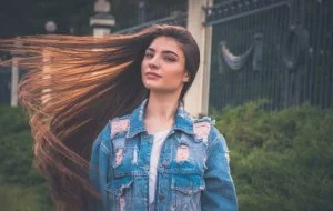 Personnaliser une veste en jean est peut-être une mauvaise idée, voici pourquoi.