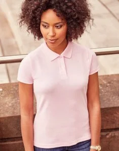 Polo rose personnalisé pour femme ? Couleurs et polices pour une impression parfaite.