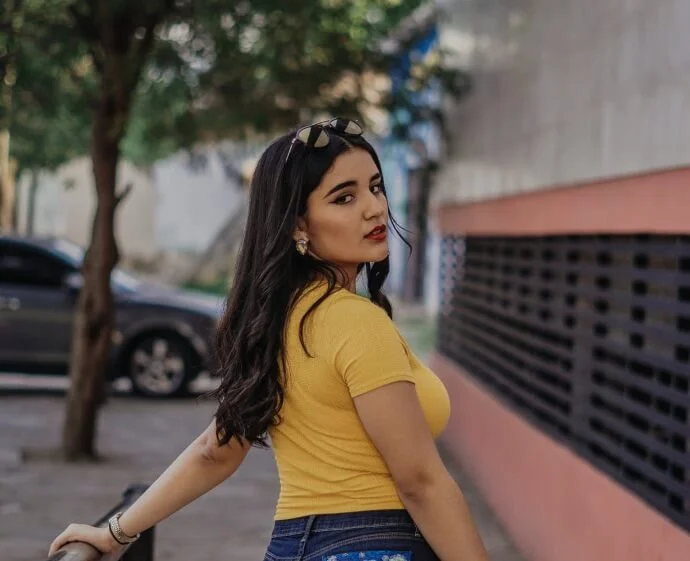 Polo jaune personnalisé pour femme : conseils et astuces pour choisir les polices et les couleurs !