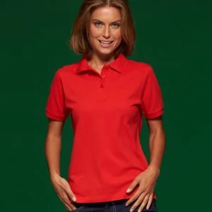 Polos rouges personnalisés pour femmes : 5 imprimés à éviter