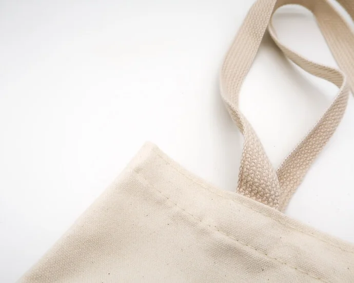 Sacs de courses personnalisés : Toile ou TNT, les avantages et les inconvénients de chaque matériau.