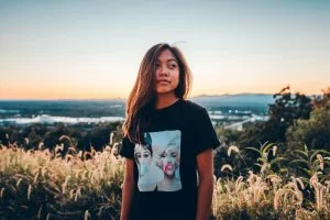 Envie d'un t-shirt photo en ligne ? Voici comment créer des t-shirts photo personnalisés en 3 étapes.
