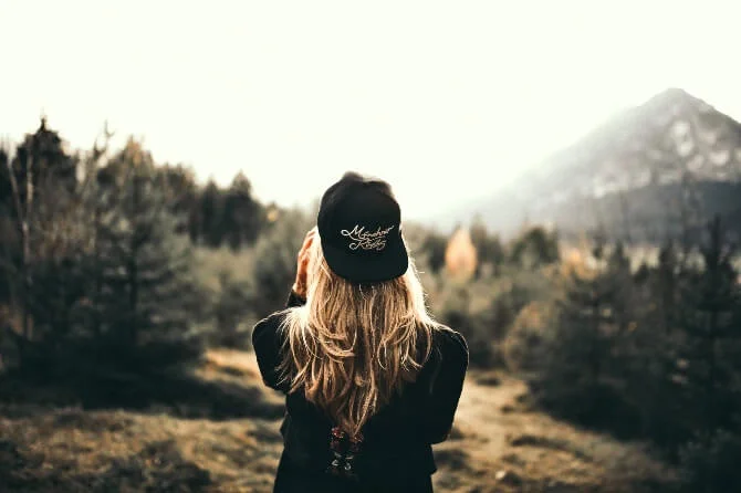 Casquettes personnalisées avec logo : impression ou broderie ?