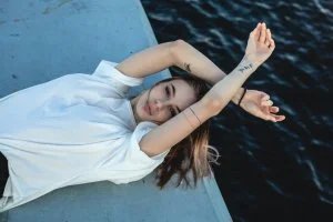 Comment personnaliser un t-shirt blanc ? Voici quelques conseils et idées.