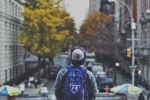 Comment personnaliser son sac à dos : 3 idées efficaces (pour les non-créatifs)