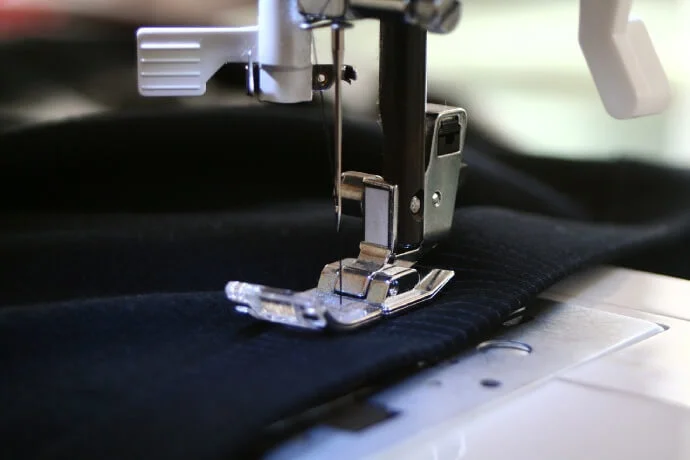 Dove ricamare le iniziali sulla camicia: guida per la personalizzazione.